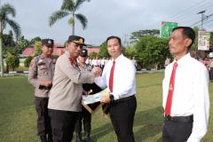 Berprestasi dan Berdedikasi Tinggi, Kapolres Kampar Berikan Penghargaan